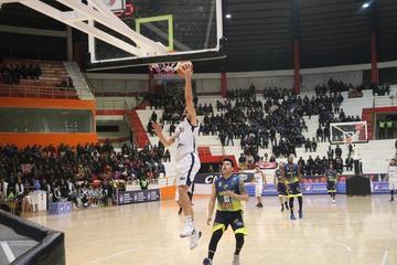El jugador de Calero, Michael Liabo, encesta el balón.