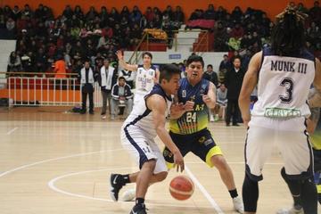 Axel Veizaga, de Calero, controla el balón.
