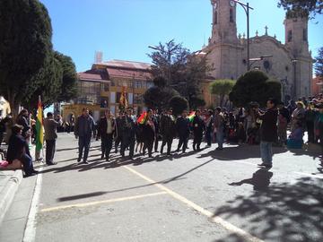Las autoridades departamentales encabezaron el desfile.
