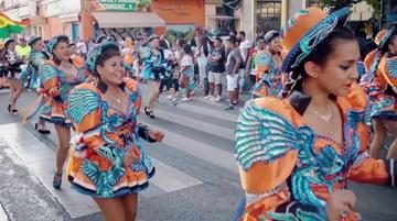 Bolivianos bailan a la virgen en Madrid