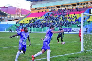 Los jugadores de la escuadra potosina festejan el primer gol del cotejo.