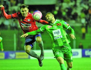 Yasmani Duk (d) pelea por el balón con un rival.