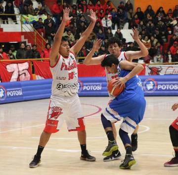 Luis Velasco y Wilson Romay bloquean a su rival.