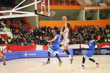 Carlos Romero (d) lanza el balón pese a la marca.