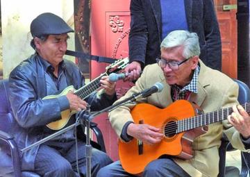 El músico cantó varias de sus obras.