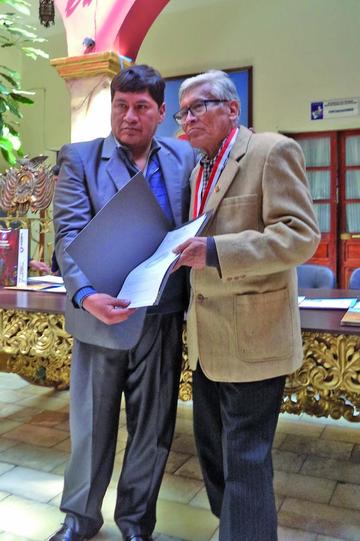 El artista con su medalla junto al Gobenador.