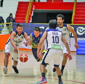 Los jugadores del cuadro azul y blanco en su último cotejo de local.