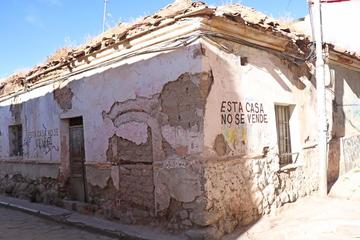 Una vivienda patrimonial con alto nivel de deterioro que no es intervenida para su rescate.