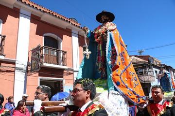 Salen en procesión imágenes de La Puerta