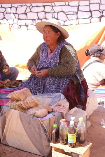 El tradicional pan hecho en horno de barro y la miel de chancaca.