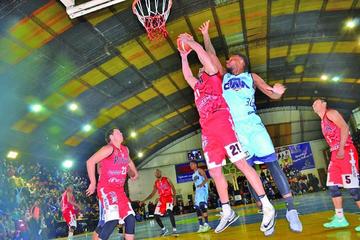 Murilo Becker, de la Vieja Casona, encesta el balón ante la marca de su rival.