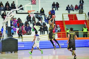 El estadounidense Diondre Myson Pratt en un contragolpe de la visita.
