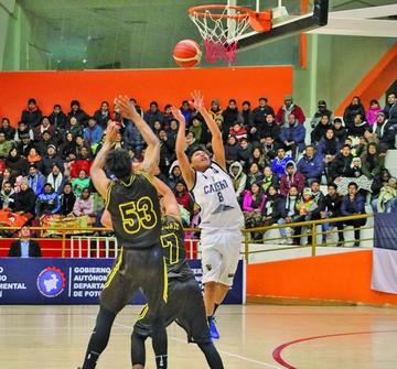 El potosino Rubén González anota dos puntos para el local.