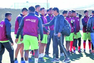 El estratega nacional conversa con los jugadores.