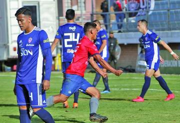 Yerco Vallejos (d) anotó el único gol del cotejo.