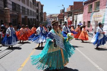 Colorido y alegría mostraron los fraternos en el recorrido de la entrada.