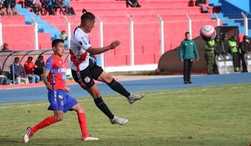 Miguel Quiroga (d) despeja el balón.