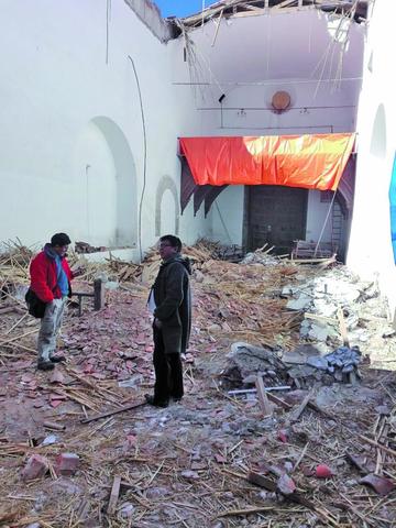 El fiscal y el perito visitan el templo de San Agustín que perdió la mayor parte de su cubierta.