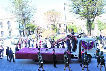 El Cristo llegó a la plaza 10 de Noviembre desde la zona de Tikaloma.