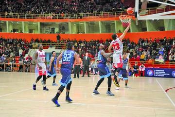 René Calvo anota dos puntos para su equipo.