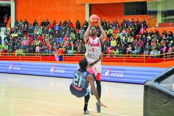 Warren Jones derriba a Jeffery Tyrone.
