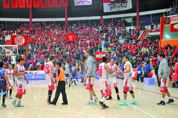 Los jugadores del equipo local festejan su victoria.