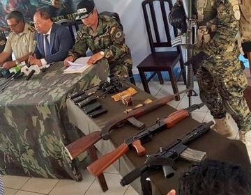 Presentaron en conferencia de prensa todo lo secuestrado en los operativos.