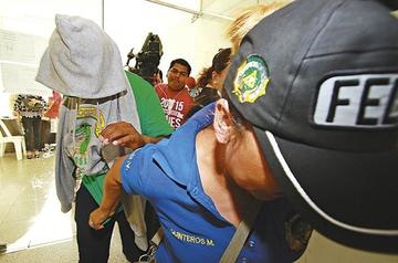 Liberan a un policía que fue encontrado con una menor de 17 en un motel