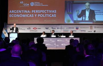 Argentina intenta frenar la caída de su moneda frente al dólar