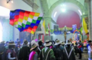 Las fraternidades demostraron sus coreografías a lo largo del recorrido.