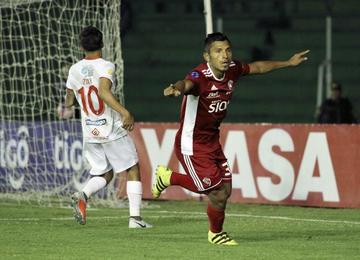 Saulo Guerra festeja el primer tanto de los locales.