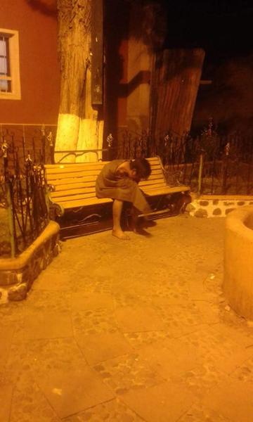 Delincuentes desnudan a joven y se llevan todo