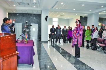El presidente Evo Morales poseciona al ministro de Relaciones Exteriores.