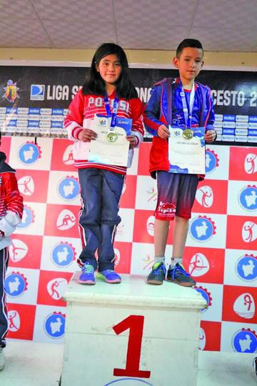 Los ganadores en tenis de mesa, Daly Oropeza y Branko Poklepovic.