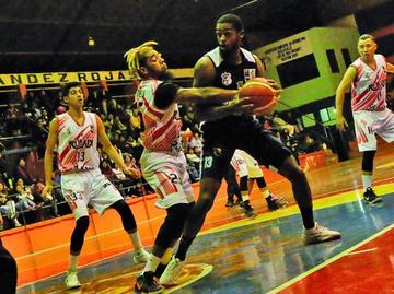 William Jerald Green protege el balón.