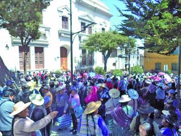 Las vendedoras se apostaron en el frontis de la Alcaldía.