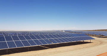 La planta generadora de energía solar y en recuadro el acto de entrega del proyecto.