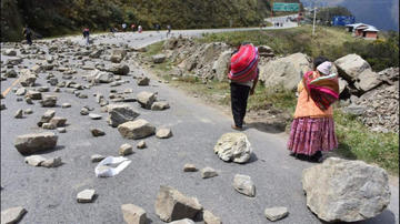 Los movilizados colocaron piedras en Unduavi.
