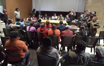 El diálogo se efectuó en el teatrillo municipal.