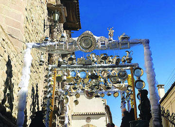 Bellos objetos de plata en los arcos armados en honor al santo.