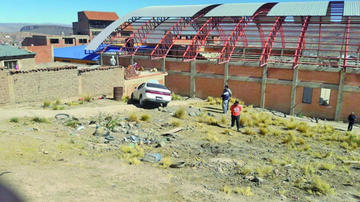 Vehículo se embarranca sin causar daños personales
