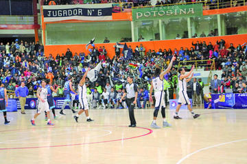 El equipo potosino festeja su triunfo.