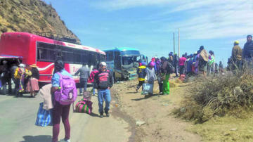 Reportan colisión frontal de dos buses