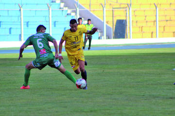 El defensor de Palmeiras, Eligio Aguilar, frena a su rival.