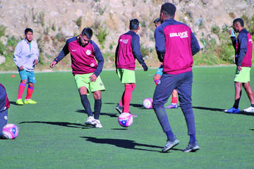 Los jugadores de la banda roja durante su entrenamiento.