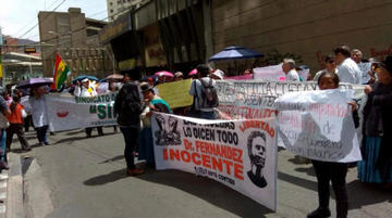 Ayer, una marcha de protesta exigió la libertad del doctor Fernández y lanzó huevos al Ministerio Público.