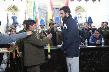 El gobernador cuelga la medalla a Michael Liabo.