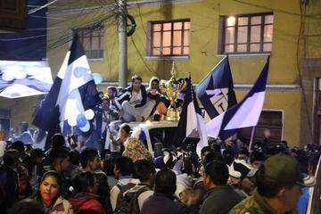 Los jugadores muestran el trofeo durante su recorrido por las calles de la ciudad.