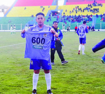 Darwin Peña posa con la polera con el número de partidos jugados.