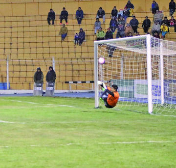 El arquero Rafael Santillán tapa el penal.